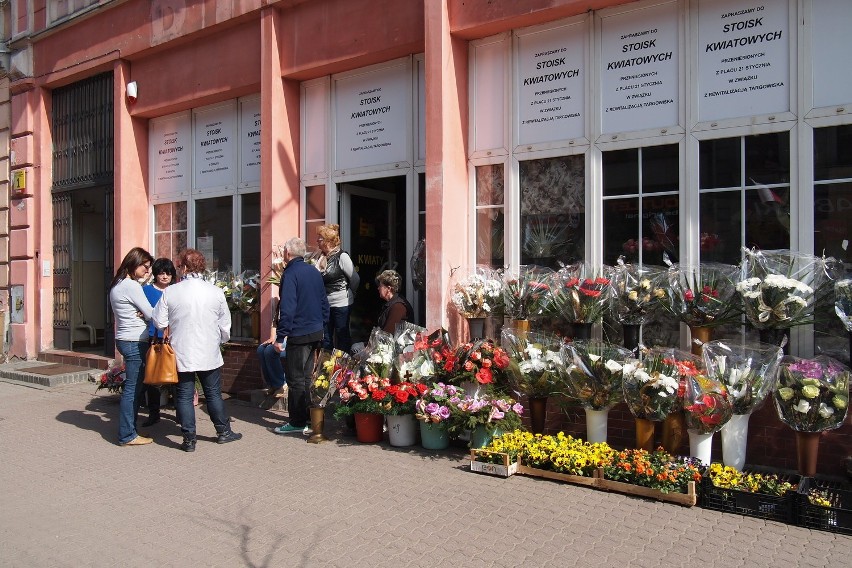 Gniezno: Kwiaciarki wyniosły się z lokalu przy Chrobrego. Najemca twierdzi, że zniszczyły lokal