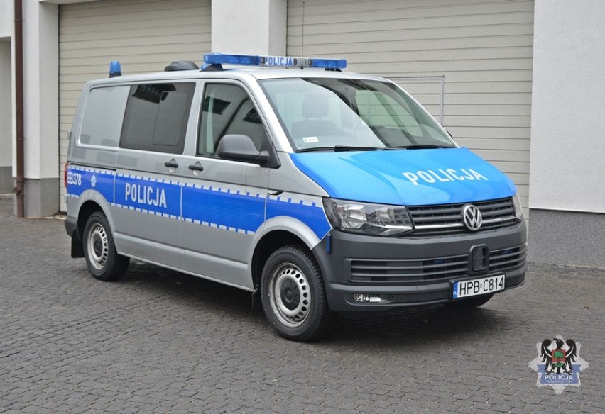 Nowy radiowóz przekazany wałbrzyskim policjantom z wydziału...
