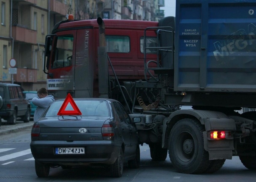 Wrocław: Na Kościuszki wjechał fiatem pod ciężarówkę (ZDJĘCIA)