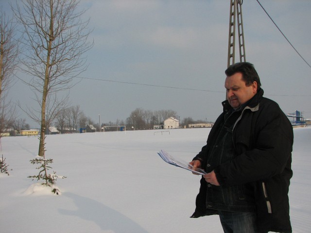 Jerzy Krzyk z Urzędu Gminy w miejscu, gdzie powstanie zaplecze