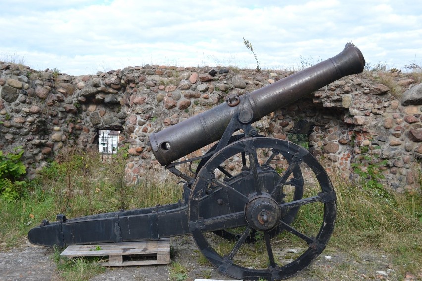 Archeolodzy na człuchowskim zamku  i podpisanie umowy na dalsze prace