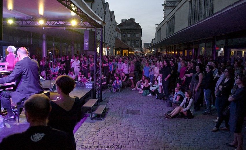 Na poznańskim koncercie śpiewaczkom towarzyszyli: Jeremy...