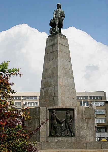 Pomnik Tadeusza Kościuszki stojący na pl. Wolności zaprojektował dziadek Krystyny Podlewskiej, która zagrała w pamiętnym "Misiu"