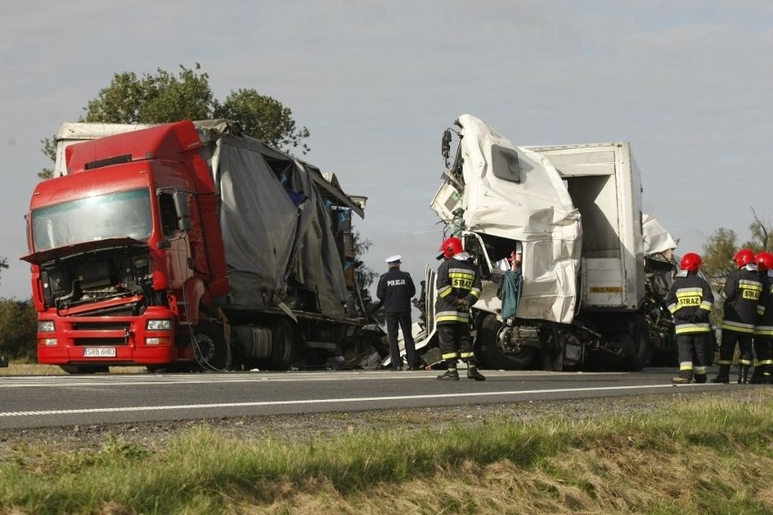 Zderzenie trzech tirów. Zginął jeden z kierowców (ZDJĘCIA)