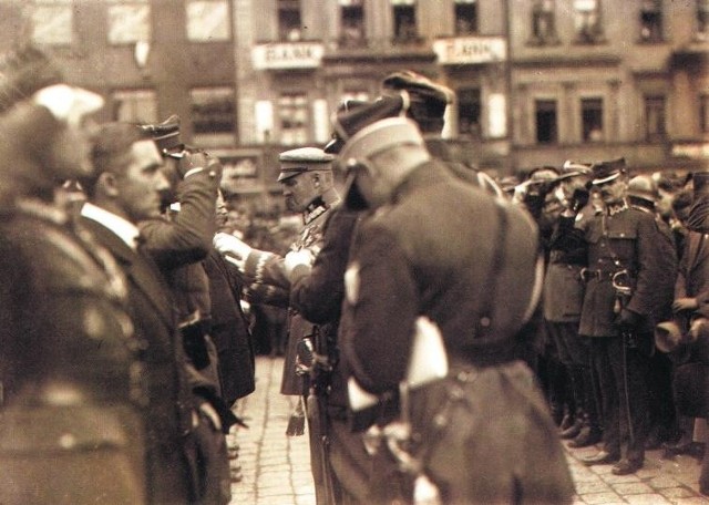 27 sierpnia 1922 roku: wojewoda śląski Józef Rymer na katowickim Rynku oczekuje na...