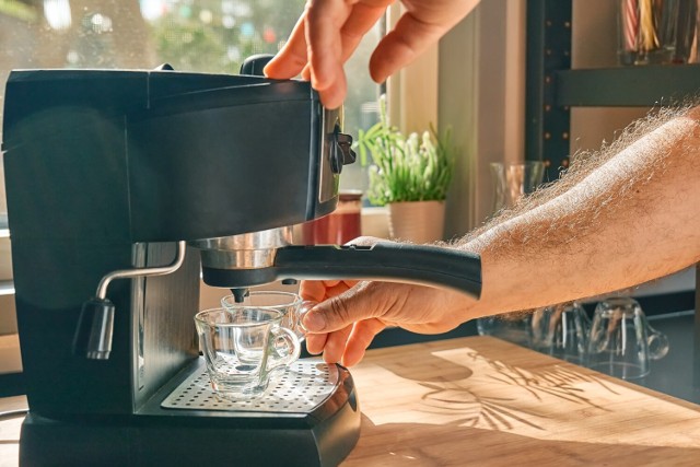 Marzysz o aromatycznej kawie o poranku? Polecamy, najlepsze ekspersy ciśnieniowe, które wzmocnią smak Twoje kawy.