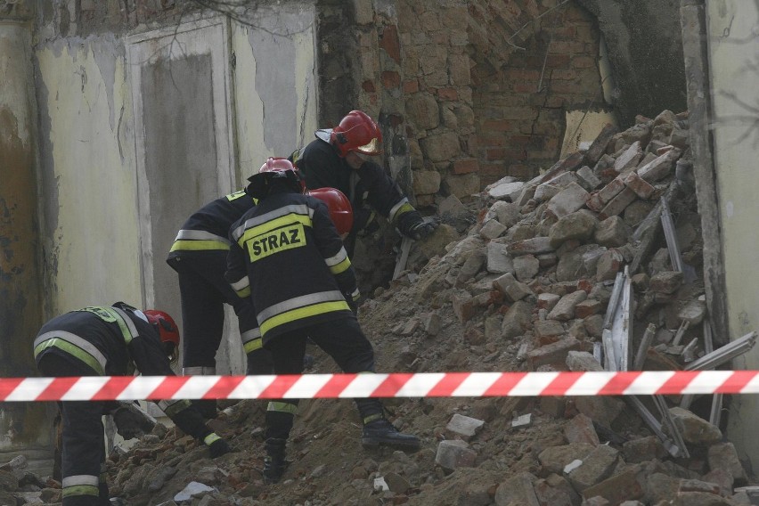 Zawaliła się ściana klasztoru przy ulicy Chojnowskiej w Legnicy