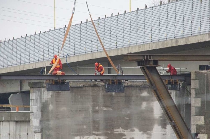 Nowa stalowa konstrukcja zastąpi rozebraną wcześniej...