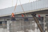 Trwa budowa nowego mostu Lecha w Poznaniu. Kiedy zobaczymy nową konstrukcję? [ZDJĘCIA]