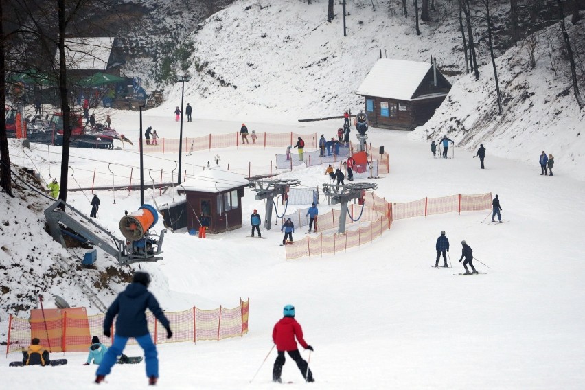 W Kazimierzu Dolnym śniegu nie brakuje. Stok narciarski otwarty dla miłośników nart i snowboardu. Zobacz zdjęcia