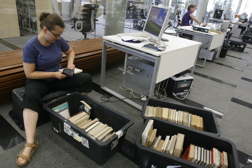 Superbiblioteka w Katowicach: Przenoszą 800 tysięcy książek [ZDJĘCIA]