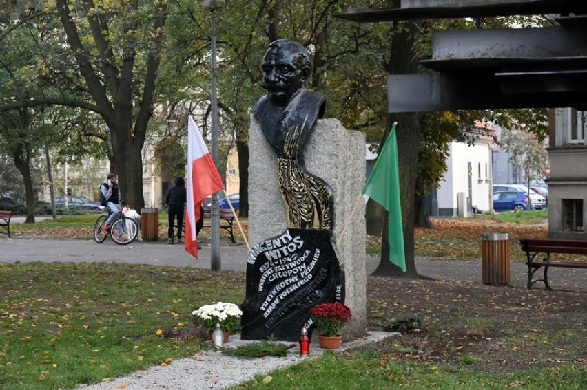 Witosowe Zaduszki przy pomniku w Legnicy [ZDJĘCIA]