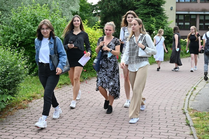 Młodzież z I Liceum Ogólnokształcącego imienia Stefana Żeromskiego w Kielcach rozpoczęła wakacje (ZDJĘCIA, WIDEO)