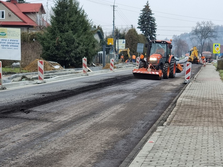 Kierowcy jadący DK 75 w Uszwi muszą liczyć się z...