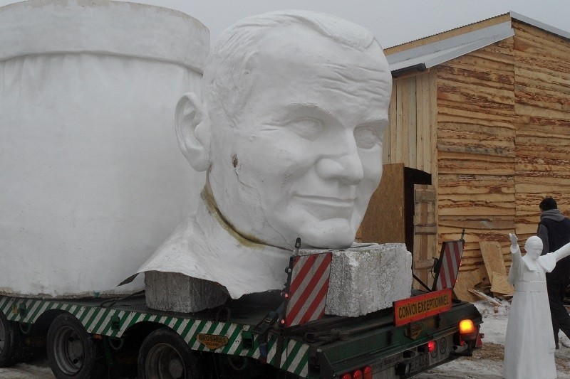 Częstochowa: Pomnik Jana Pawła II kompletny. Montaż od jutra! [ZDJĘCIA i WIDEO]
