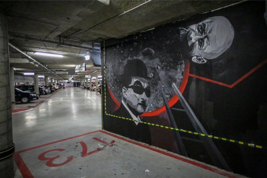 Gdynia. Kartka z kalendarza (17.09.2015). Braci Kaczyńskich zastąpili na muralu Doktor Zło i Charlie Chaplin. Dlaczego?