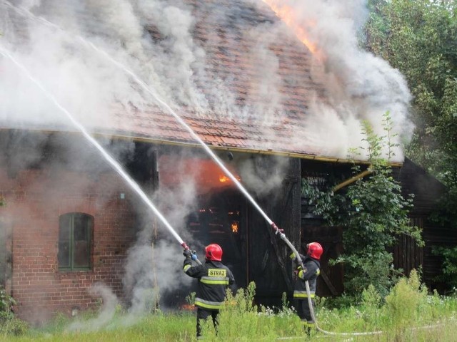 Pięć jednostek straży z Wągrowca i z Łekna przez kilka godzin w środę walczyło z pożarem, który wybuchł w budynku gospodarczym w sąsiedztwie wągrowieckiego aquparku i ZSP nr 2.

Zobacz więcej: Pożar budynku przy Aquparku [ZDJĘCIA]