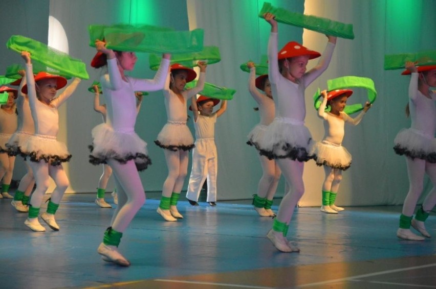 Niezwykłe widowisko taneczne staszowskich "Kleksów" na zakończenie roku artystycznego (ZDJĘCIA)