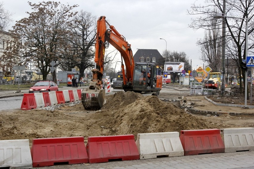 Wrocław: Remont pl. Orląt Lwowskich nareszcie przyspieszył (ZDJĘCIA)