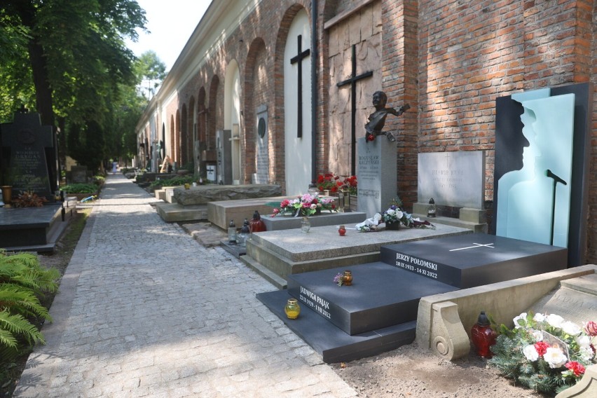 Jerzy Połomski ma nowy grób. Artysta został pochowany ze...
