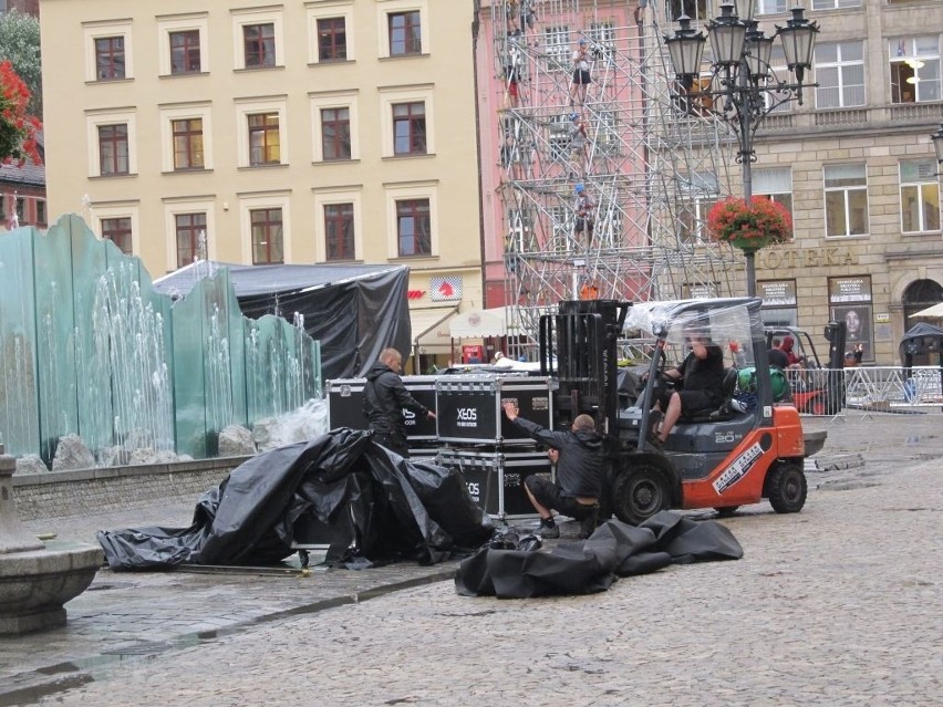 Wrocław: W Rynku nie ma już bramek strefy kibica. Chodzimy bez przeszkód (ZDJĘCIA)