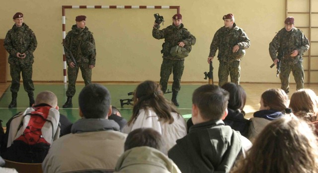 Żołnierze zachęcają uczniów do pójścia do wojska, a szkoły podoficerskie wstrzymują przyjmowanie maturzystów