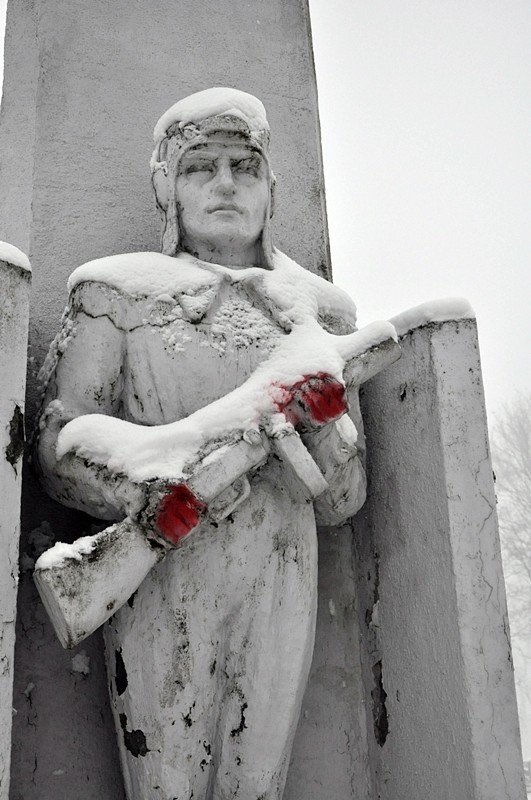 Zdewastowali pomnik żołnierzy radzieckich [ZDJĘCIA]
