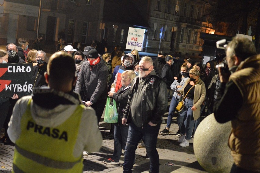 Kolejny protest po decyzji Trybunału Konstytucyjnego w Rawiczu. "Nie igraj z nami rawiczankami. Łapy precz od naszych ciał" [ZDJĘCIA]