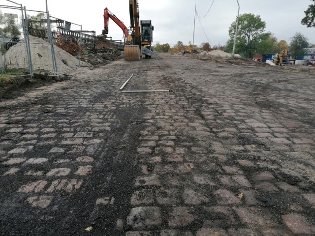 Podczas budowy nowego mostu w Kostrzynie nad Odrą na drodze dojazdowej do przyszłej przeprawy zerwano asfalt. Pod nim odnaleziono ślady przedwojennego torowiska tramwajowego.
