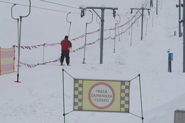 Górka Środulska - narciarze jeżdżą na dużym wyciągu