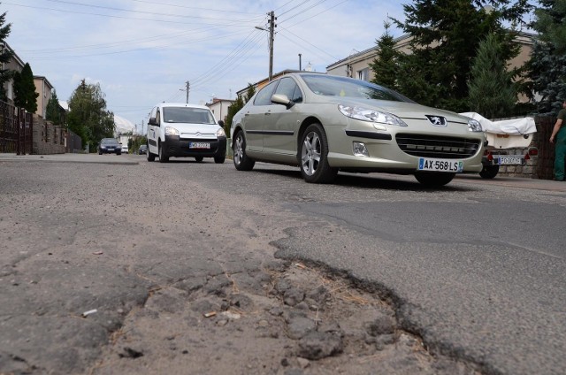 Stan jezdni na ulicy Bolkowickiej nie jest najlepszy. W dziurze można stracić koło