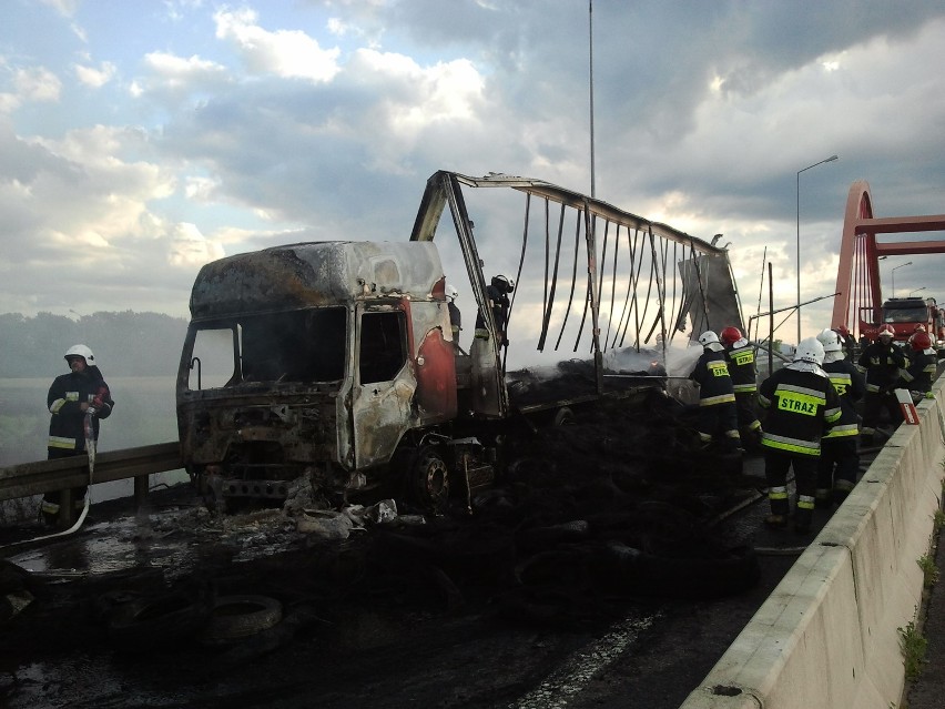 Pożar na autostradzie A4: Spłonął tir wypełniony oponami (ZDJĘCIA)