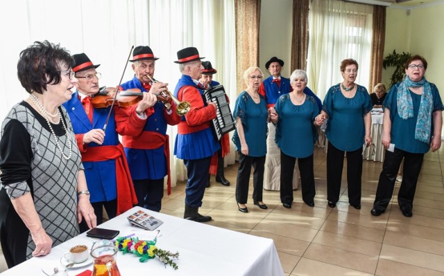 W sobotę, 30 marca w bydgoskiej restauracji "Telimena" odbył się tradycyjny, osiemnasty już Sejmik Seniorów. Wydarzenie to ma na celu aktywizację osób starszych. Podczas gali wręczono 49 nagród "Laur Seniora".



