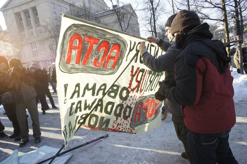 W poznańskiej manifestacji przeciw ACTA wzięło udział około...