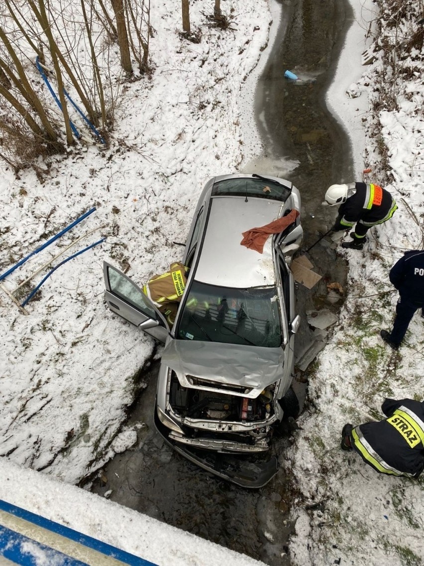 Samochód przełamał barierkę i spadł do potoku, zatrzymując...