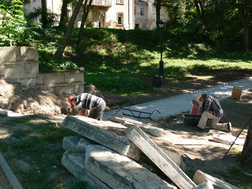Trwa remont skweru przed Zamkiem Królewskim w Sandomierzu. Będą nowe schody i estetyczne alejki. 