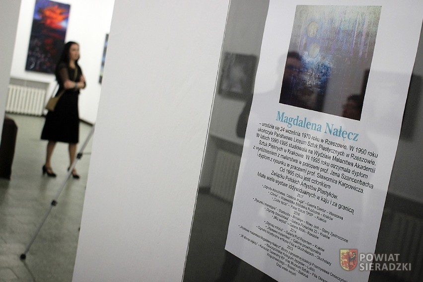 „Otchłań”. Nowa wystawa z obrazami Magdaleny Nałęcz do oglądania w BWA w Sieradzu. (zdjęcia)