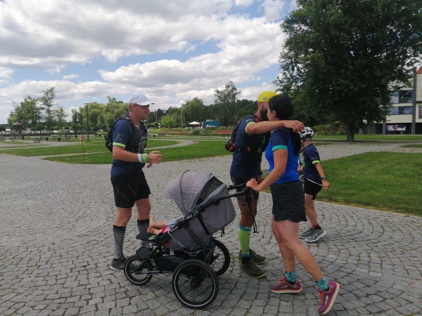 Biegacz Michael Nowicki i jego team dotarł do Sandomierza w ramach Run Wisła 2020 [ZDJĘCIA]