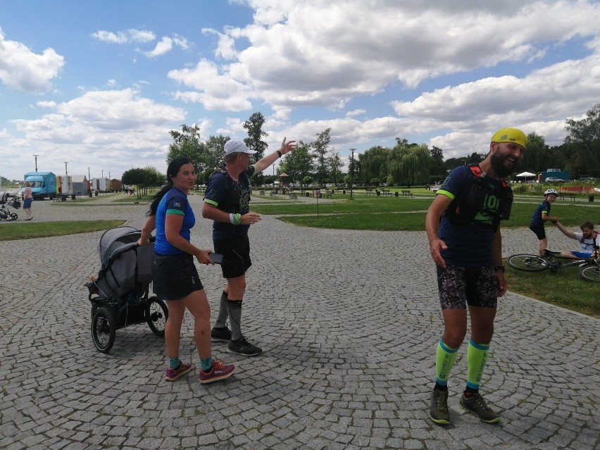 Biegacz Michael Nowicki i jego team dotarł do Sandomierza w ramach Run Wisła 2020 [ZDJĘCIA]