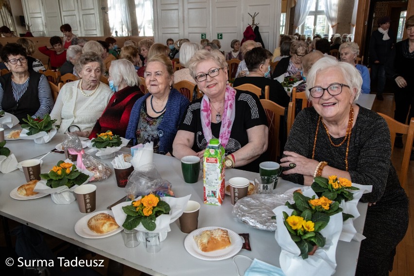 Seniorzy ze Stargardu świętowali Dzień Kobiet. Impreza w Domu Kultury Kolejarza