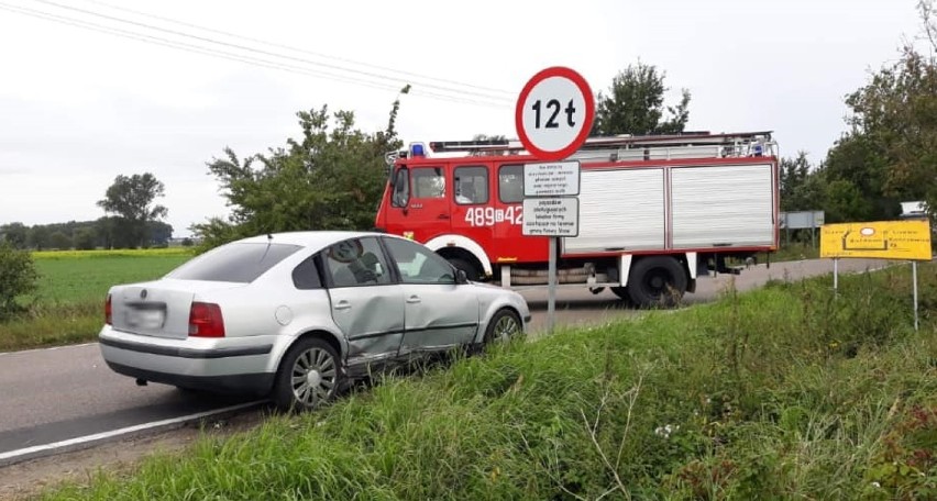 Wypadek w Kończewicach [ZDJĘCIA]. Samochód osobowy wjechał w motocyklistę na skrzyżowaniu