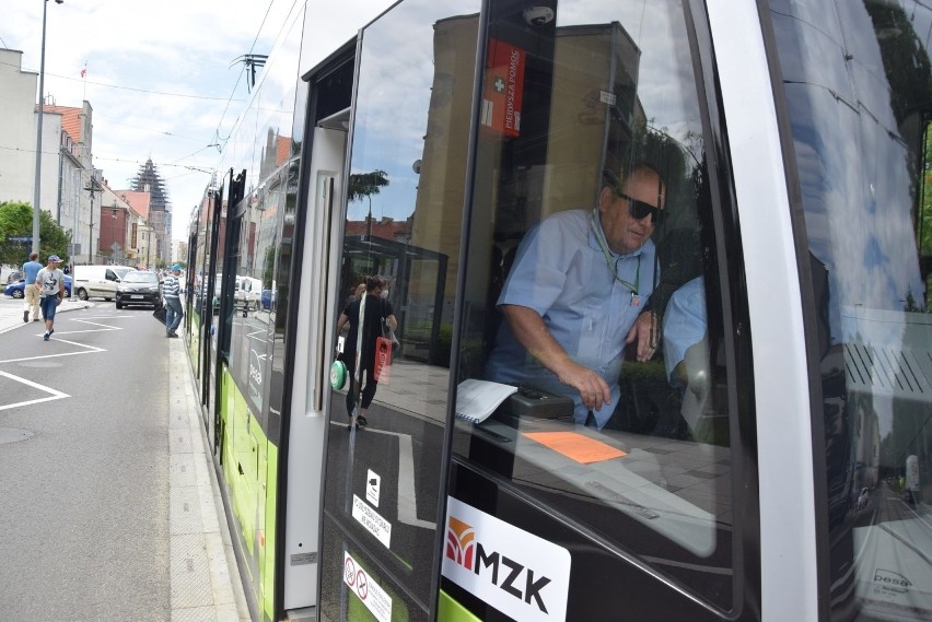 Nowe tramwaje jeżdżą po nowych torowiskach w centrum Gorzowa...