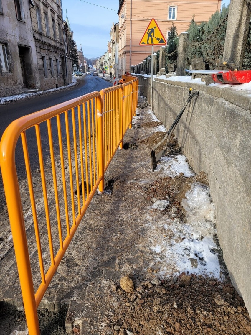 W Świerzawie na Dolnym Śląsku zrobiono chodnik, na którym...