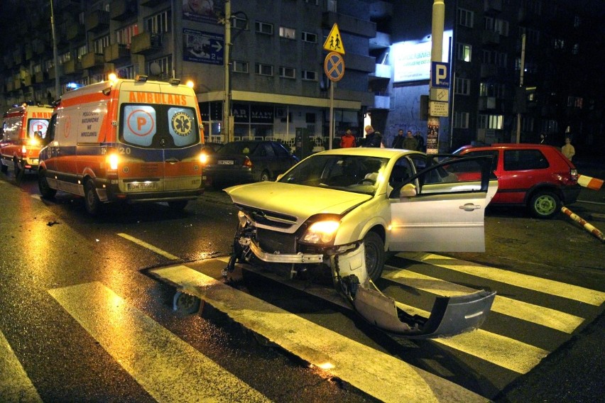 Wrocław: Znów wypadek na skrzyżowaniu ulic Kołłątaja i Kościuszki (ZDJĘCIA)