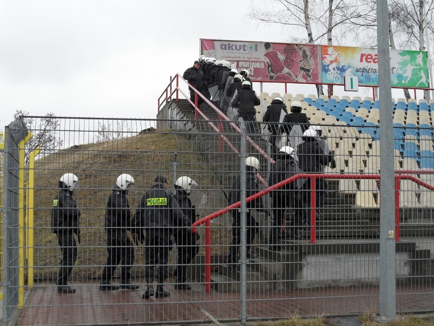 Policjanci ćwiczą w Rybniku na stadionie przed Euro 2012 [ZDJĘCIA i WIDEO]