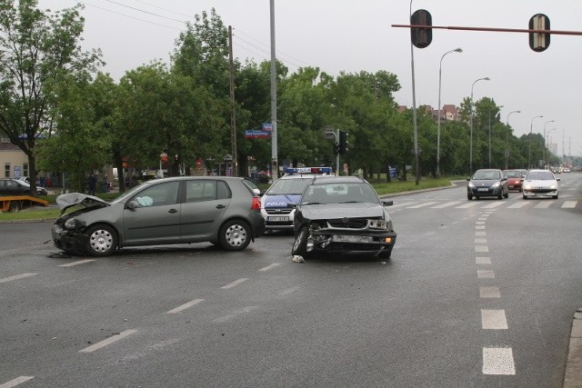 Dwa volkswageny zderzyły się na Przybyszewskiego nieopodal salonu samochodowego "Przyguccy".