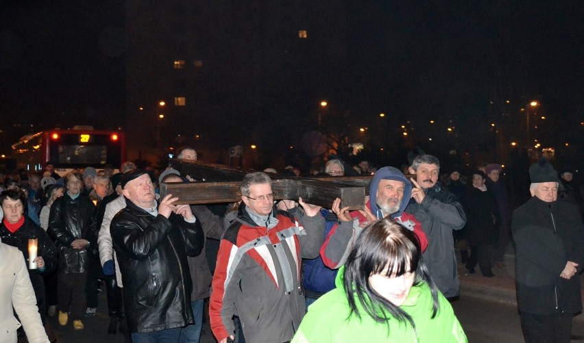 Mieszkańcy Gołonoga uczestniczyli w drodze krzyżowej po ulicach dzielnicy [ZDJĘCIA]