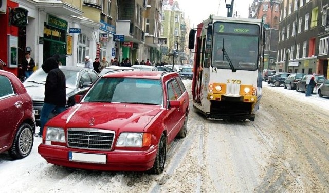 Nie było miejsca przy krawężniku, więc kierowca zostawił auto prawie na środku jezdni