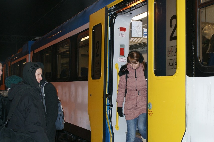 Na dworcu w Rybniku pociągi w poniedziałkowy poranek notują...