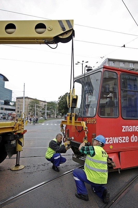 Wrocław: Tramwaj wypadł z szyn na pl. Legionów